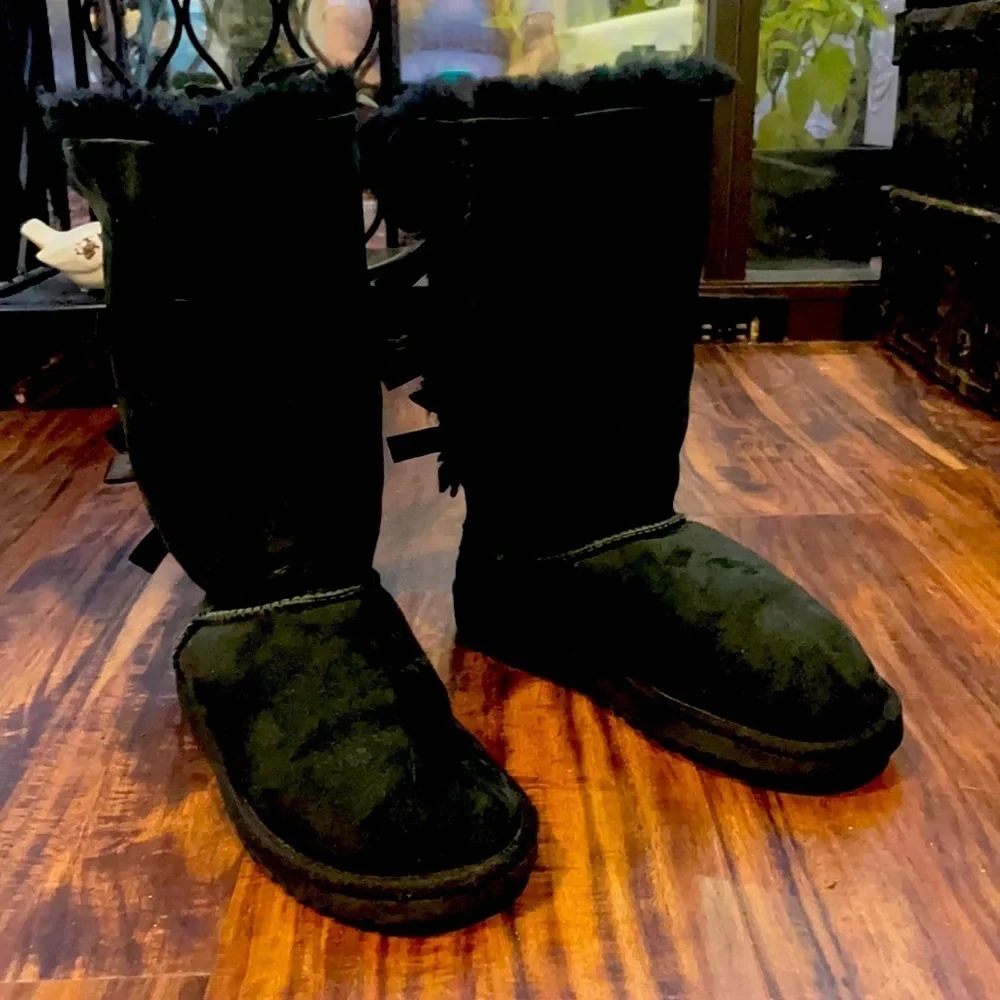 UGG Bailey Bow Black Sheepskin women's Boots Size 4